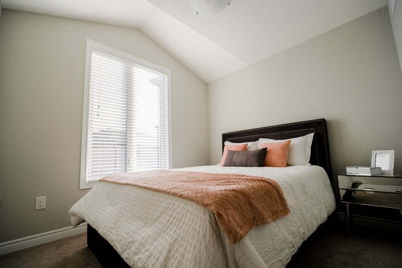 Bedroom with pink accent colours
