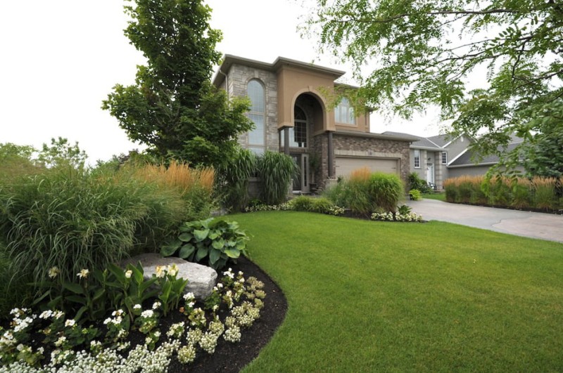 Beautiful Garden in front of House